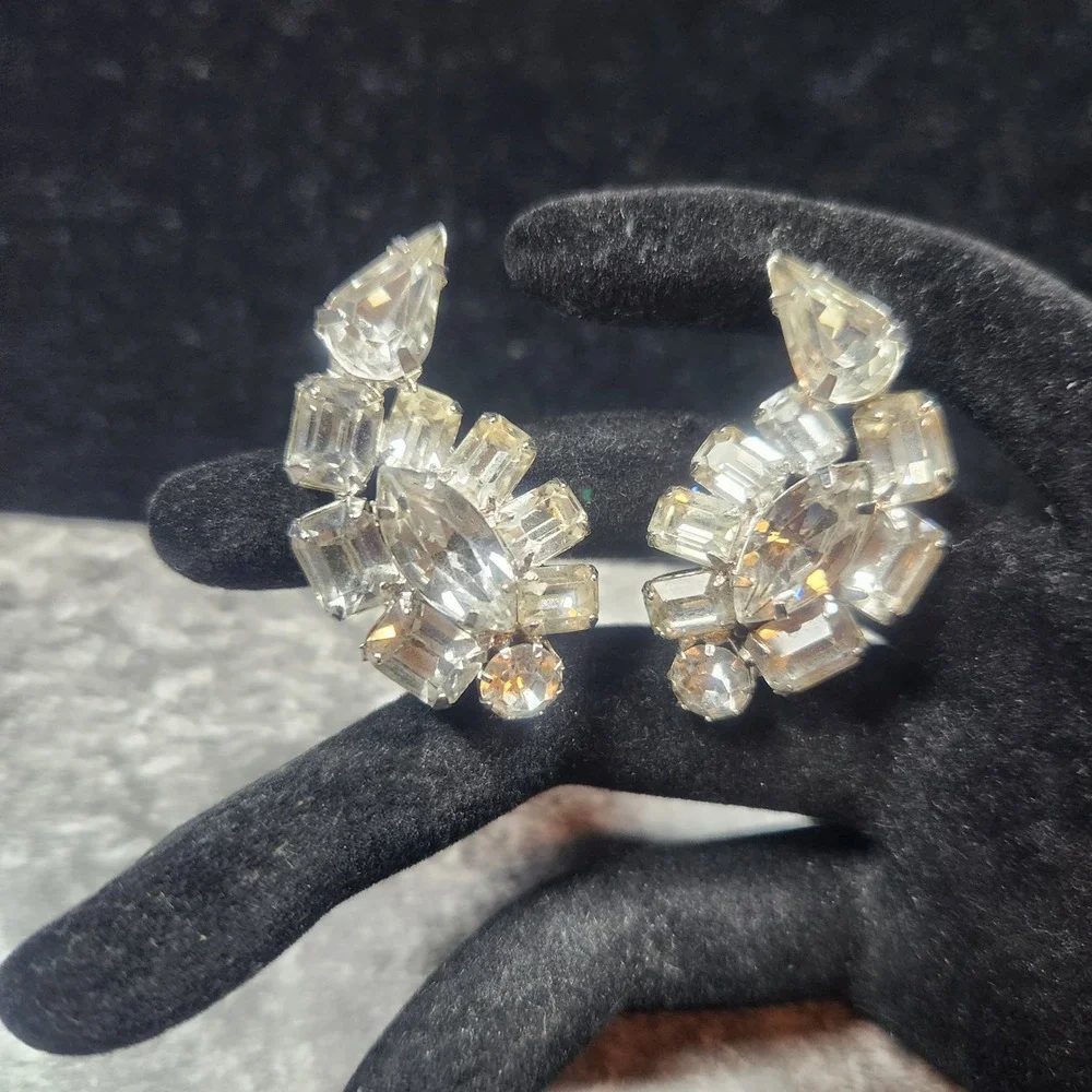 Vintage wiess Clear Rhinestone Clip On Earrings Silver‎ Tone Crawler Fan Bridal